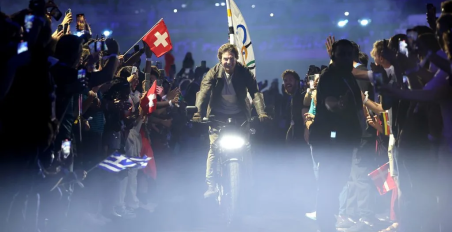 motomag O Tom Cruise στην τελετή λήξης των Ολυμπιακών Αγώνων οδηγεί την LiveWire S2 Del Mar χωρίς κράνος [VIDEO]