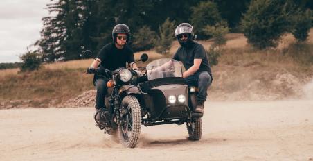 Μοτοσυκλέτα με sidecar ρεκόρ Guinness με την όπισθεν