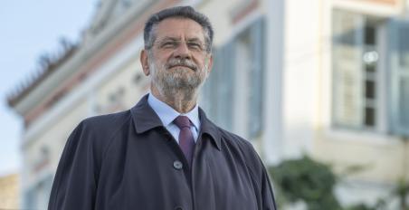 Ανδρέας Παναγιωτόπουλος οδηγούσε και μιλούσε στο κινητό στη Βουλή