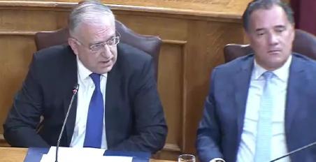 Νομοθετικά θα απαγορευτεί ο ανεφοδιασμός σε όποιον δεν φορά κράνος δήλωσε ο Θεοδωρικάκος Απέφυγε να εξηγήσει τον τρόπο - Δεν επεκτείνεται σε όποιον δεν φορά ζώνη  Την επικοινωνιακή εκμετάλλευση από τον Άδωνη Γεωργιάδη, μίας πρωτοβουλίας κρητικού πρατηριούχου ως αντίδραση στον άδικο χαμό του 17χρονου Γιάννη Χριστουλάκη, φαίνεται να συνέχισε σήμερα ο Τάκης Θεοδωρικάκος, υπουργός Ανάπτυξης, δηλώνοντας στην αρμόδια Επιτροπή της Βουλής πως θα καταθέσει σχετική τροπολογία. Το υπουργείο Ανάπτυξης θα δώσει την νομι