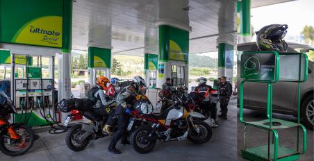 Ξεκίνησαν οι αντιδράσεις: Πρόστιμο 2.000 Ευρώ θα πληρώνουν οι βενζινοπώλες για ανεφοδιασμό χωρίς κράνος