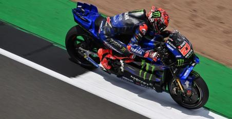 MotoGP Αγγλία Q2: 3η συνεχόμενη pole position για Quartararo! Από εχθές προετοιμάζεται για την κορυφή της Q2 Τα κατάφερε ο Quartararo για τρίτη φορά μετά από Ισπανία και Γαλλία, ξεκινά πρώτος και στην Αγγλία μπροστά από τις Ducati των Marquez και Bagnaia. Ψηλά και ο Miller της Pramac Yamaha που κατάφερε να εξασφαλίσει την 6η θέση της εκκίνησης πίσω από τον Aldeguer. Τα δύο εισιτήρια που δίνει η Q1 πήγαν στον Marini και στον Morbidelli με τον πρώτο να αποτελεί έκπληξη, όχι τόσο που κατάφερε να κάνει τον καλύ