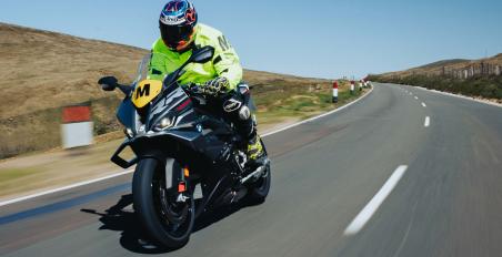 IOMTT BMW S 1000 RR travelling Marshals 2025
