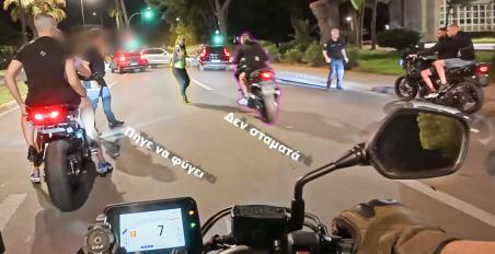 VIDEO: Μπλόκο για έλεγχο σε μοτοσυκλέτες, ένας διαφεύγει, ο άλλος το επιχειρεί
