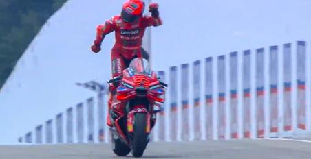 MotoGP Γερμανίας: Σαρωτική νίκη Marc Marquez – Χάος πτώσεων μισή πίστα πίσω του