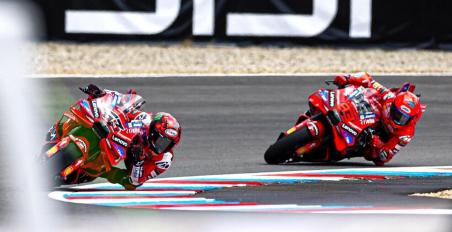MotoGP Brno: Πρώτη pole position 2025 για Bagnaia με ρεκόρ και με πτώση Marquez!