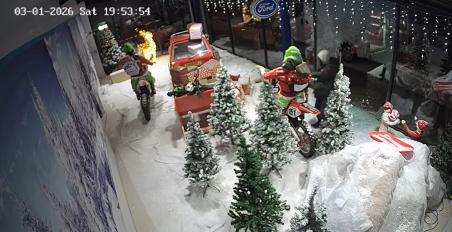 Τους βοήθησαν να ξεστολίσουν