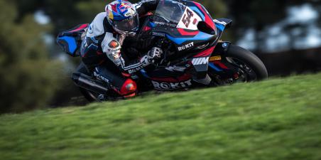 motomag WSBK - Πρώτη επαφή του Toprak Razgatlioglu με την BMW M 1000 RR - "Στον πρώτο γύρο, απλά χαμογελούσα... απίστευτη δύναμη!"