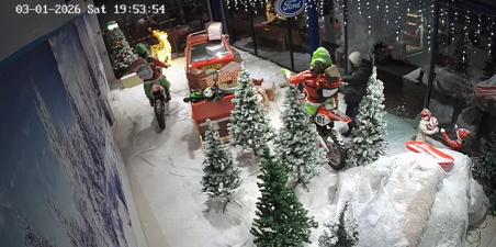 Τους βοήθησαν να ξεστολίσουν