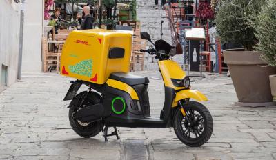 DHL Express με scooter Silence της Kosmoride