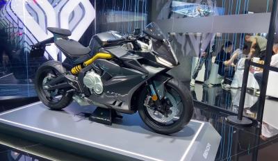 motomagBenda LFR 700 – Το τρίτο μοντέλο με τον τετρακύλινδρο εν σειρά κινητήρα των 680 κυβικών