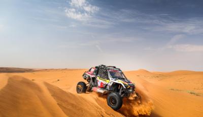 motomag H Polaris γιορτάζει τη νίκη στο Dakar καθώς η ομάδα Sebastien Loeb Racing Team επικράτησε με το RZR Pro R στα SSV