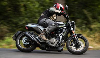 motomag Husqvarna 401 Svartpilen 2023 – 500 ευρώ φτηνότερο και δώρο το μαγνητικό tank bag