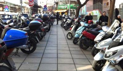 Μοτοσυκλέτες σε πεζοδρόμια