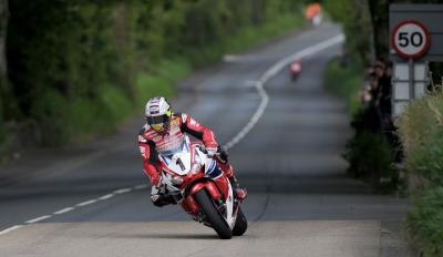 motomag Isle of Man TT 2024 – Η κλεμμένη φόρμα του John McGuinness, η δημόσια έκκληση για βοήθεια και η εύρεση της σε ένα παρτέρι από την αστυνομία
