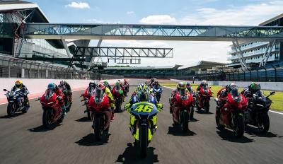 motomag Παρέλαση αστεριών στο Track Day of Legends στο Silverstone με μπροστάρη τoν Valentino Rossi [VIDEO]