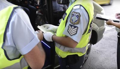 motomag Η Ελληνική Αστυνομία ανακοίνωσε πως κατά 21% αυξήθηκε η βεβαίωση τροχονομικών παραβάσεων το πρώτο 7μηνο του 2024 σε σχέση με το αντίστοιχο περσινό διάστημα, με την αύξηση στην Αττική να ξεπερνά το 46% και το 68% στη Θεσσαλονίκη. Ειδικότερα, το πρώτο 7μηνο του 2024 οι υπηρεσίες Τροχαίας καθώς και άλλες υπηρεσίες της Ελληνικής Αστυνομίας προχώρησαν σε 3.903.209 ελέγχους, βεβαιώνοντας 858.103 παραβάσεις, έναντι 708.883 το ίδιο διάστημα του 2023. Ενδεικτικά, το πρώτο 7μηνο του 2024, βεβαιώθηκαν: •	στην 