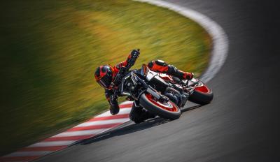KTM 990 Duke R 2025: 7 ίππους επάνω, σημαντική διαφορά στις αναρτήσεις και TABLET!