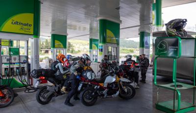 Ξεκίνησαν οι αντιδράσεις: Πρόστιμο 2.000 Ευρώ θα πληρώνουν οι βενζινοπώλες για ανεφοδιασμό χωρίς κράνος