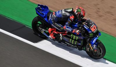 MotoGP Αγγλία Q2: 3η συνεχόμενη pole position για Quartararo! Από εχθές προετοιμάζεται για την κορυφή της Q2 Τα κατάφερε ο Quartararo για τρίτη φορά μετά από Ισπανία και Γαλλία, ξεκινά πρώτος και στην Αγγλία μπροστά από τις Ducati των Marquez και Bagnaia. Ψηλά και ο Miller της Pramac Yamaha που κατάφερε να εξασφαλίσει την 6η θέση της εκκίνησης πίσω από τον Aldeguer. Τα δύο εισιτήρια που δίνει η Q1 πήγαν στον Marini και στον Morbidelli με τον πρώτο να αποτελεί έκπληξη, όχι τόσο που κατάφερε να κάνει τον καλύ
