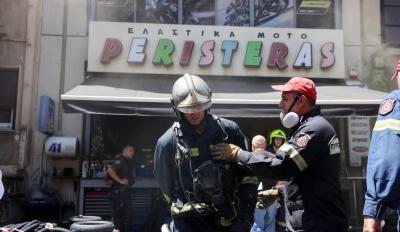 Φωτιά στην Μιχαλακοπούλου: Μεγάλη κινητοποίηση της Πυροσβεστικής στα ελαστικά Περιστεράς