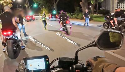 VIDEO: Μπλόκο για έλεγχο σε μοτοσυκλέτες, ένας διαφεύγει, ο άλλος το επιχειρεί