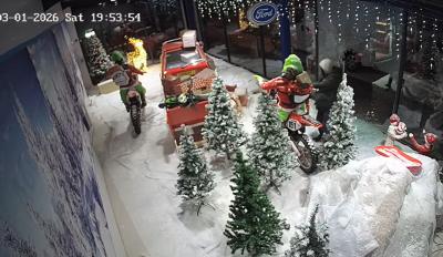 Τους βοήθησαν να ξεστολίσουν