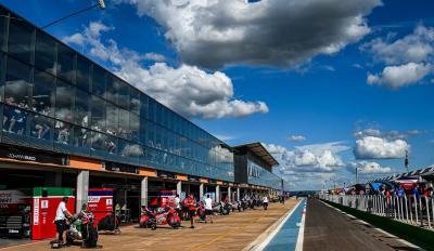 Pit lane regulation
