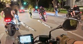 VIDEO: Μπλόκο για έλεγχο σε μοτοσυκλέτες, ένας διαφεύγει, ο άλλος το επιχειρεί