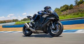 Yamaha R1 βγάζει πινακίδα 2025