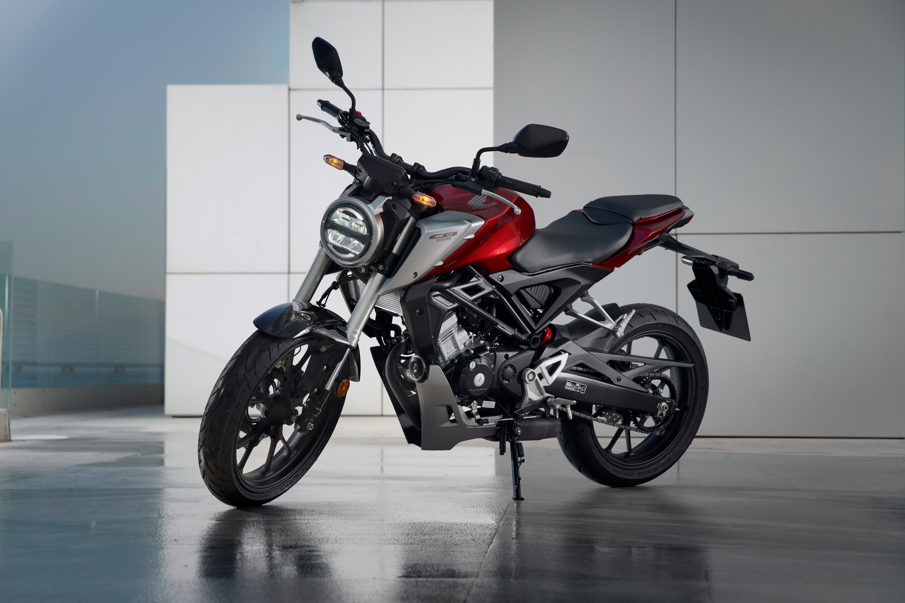 Honda CB125R Αποστολή στην Πορτογαλία MOTOMAG